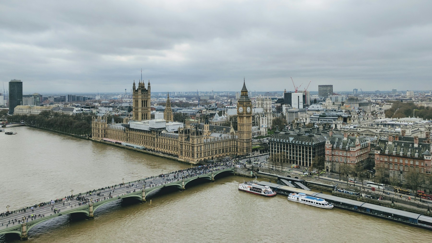 Westminster e Rio Tâmisa, em Londres; fotografia ilustrativa